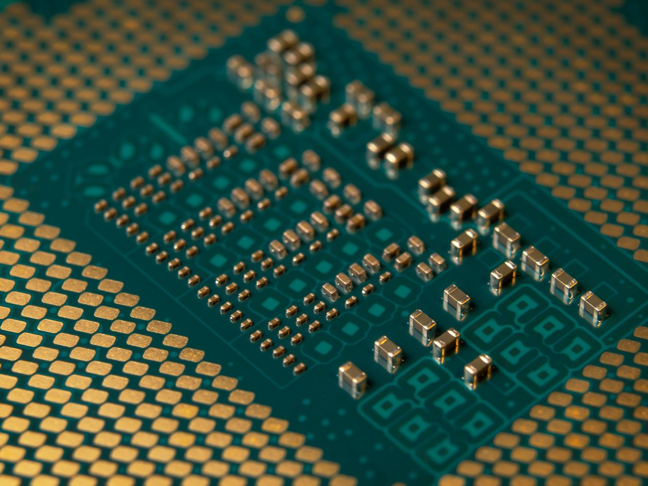 Primer plano de un chip de silicio con arquitectura nanostack